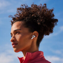 هدفون بلوتوثی اپل مدل AirPods 4 فاقد قابلیت نویز کنسلینگ، درگاه شارژ USB Type-C، شارژ بی سیم، با قابلیت اتصال به چند دستگاه، پشتیبانی از فرمان لمسی، نشانگر LED، پشتیبانی از دستیار صوتی، مقاوم در برابر آب